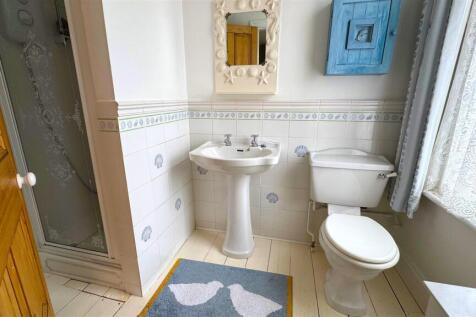 Ensuite Shower room.jpg