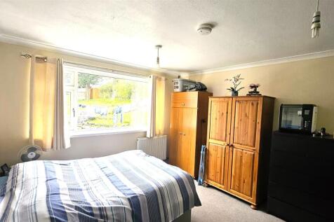 Bedroom 1 (2).jpg