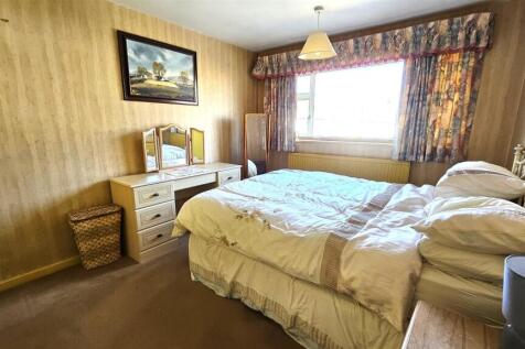 Bedroom 1 (2).jpg