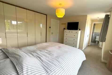 Bedroom 1 (3).jpg