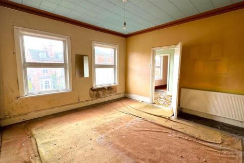 Bedroom 1.jpg