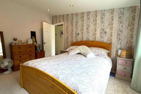 Bedroom 1 (2).jpg