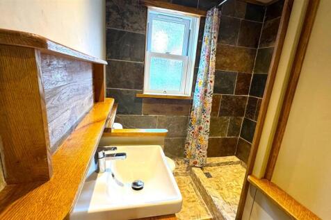 Bathroom (2).jpg