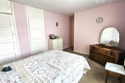 Bedroom 1 (3).jpg