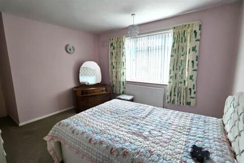 Bedroom 1 (2).jpg