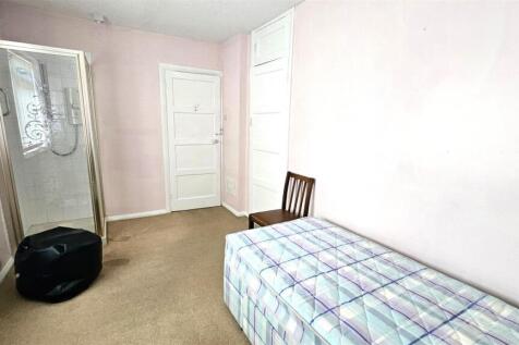 Bedroom 2 (2).jpg