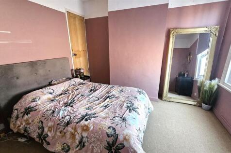 Bedroom 1 (2).jpg