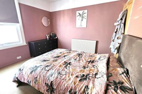 Bedroom 1 (3).jpg