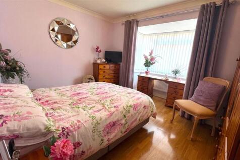 Bedroom 1(2).jpg