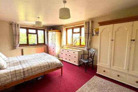 Bedroom 1 (1).jpg