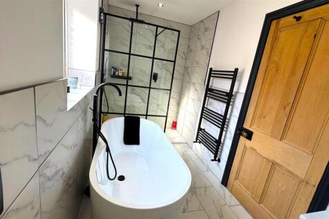 Bathroom (2).jpg