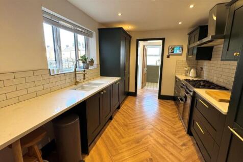 Kitchen (2).jpg