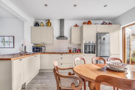 Eat-In Kitchen