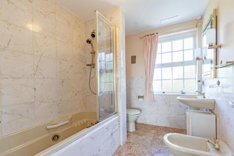 ENSUITE BATHROOM