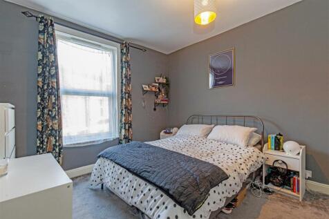 Bedroom 1-1.jpg