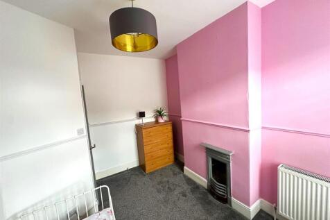 bedroom 2_3.jpg