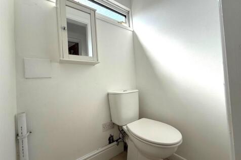 down stairs bath .jpg