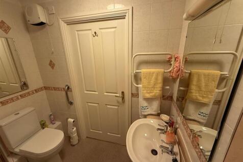 Bathroom 2 .jpg