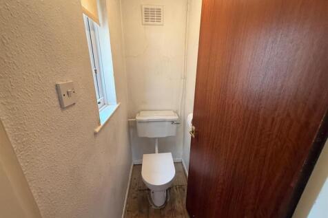downstairs wc.jpg