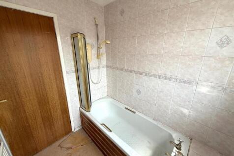 Bathroom 2 .jpg