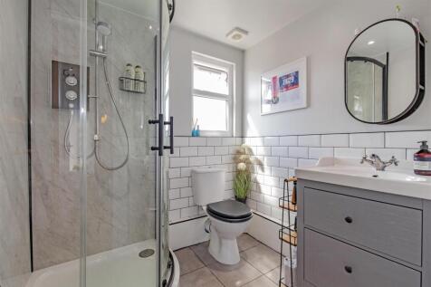 EN-SUITE SHOWER ROOM
