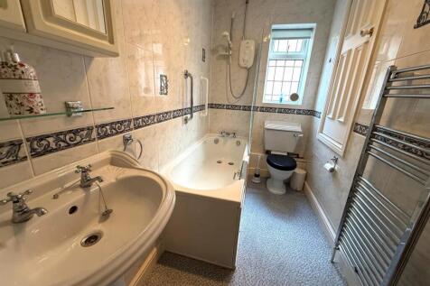 Bathroom 1 .jpg