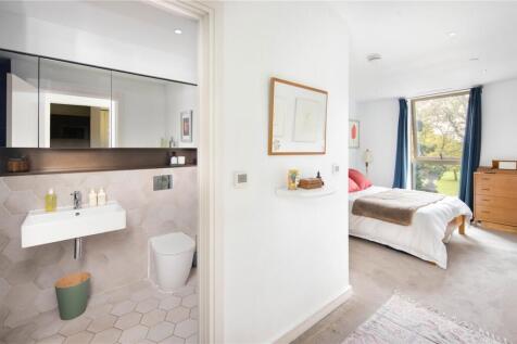 Bedroom/Bathroom