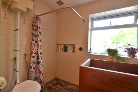 Family Bathroom 1.JPG
