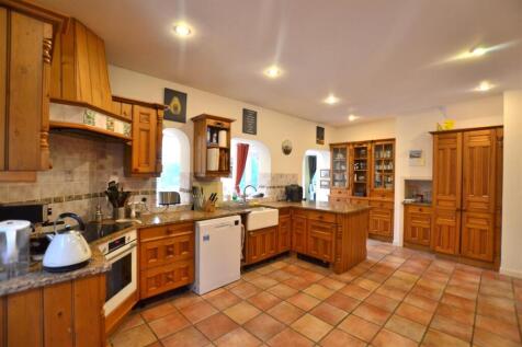 Kitchen 2.JPG