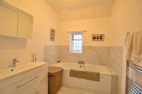 Family Bathroom 2.JPG