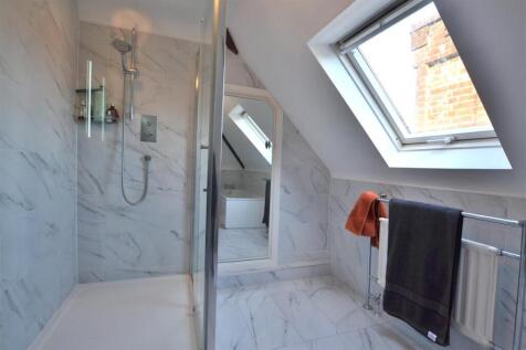 Family Bathroom 1.JPG
