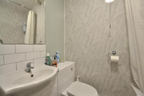 Family Bathroom 1.JPG