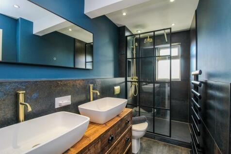 EN SUITE SHOWER ROOM/W.C.