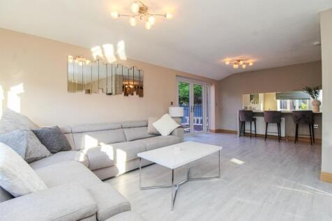 OPEN PLAN LIVING/DINING ROOM