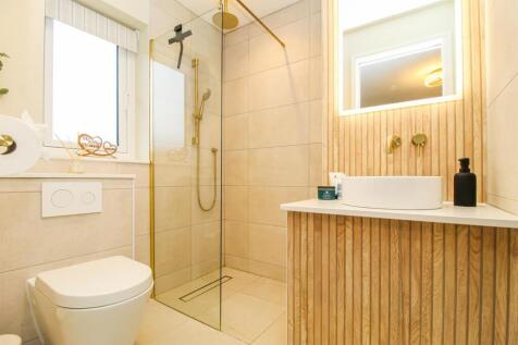 EN SUITE SHOWER ROOM/W.C.