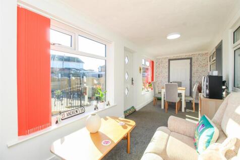 DINING/SITTING ROOM