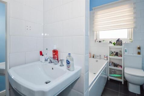 FAMILY BATHROOM/W.C.