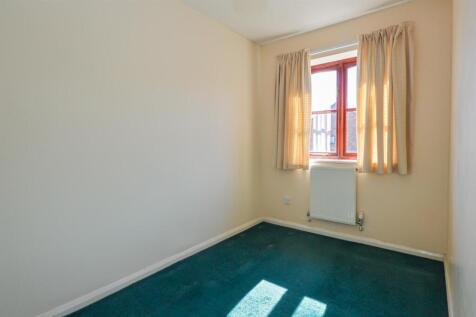 23 Shaw Close bed2.jpg