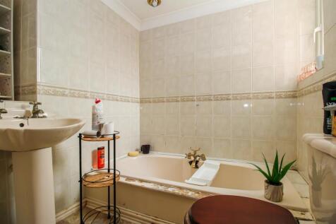 EN SUITE BATHROOM