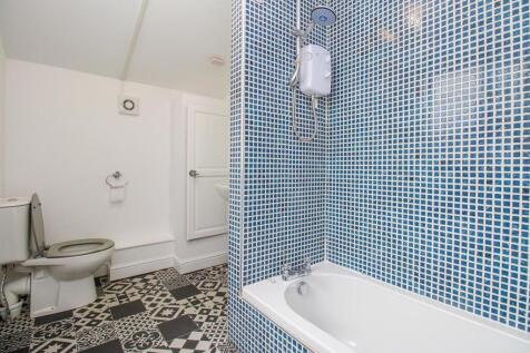 EN SUITE BATHROOM/W.C.