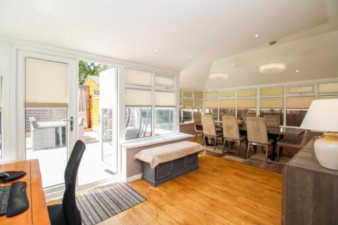 DINING/SITTING ROOM