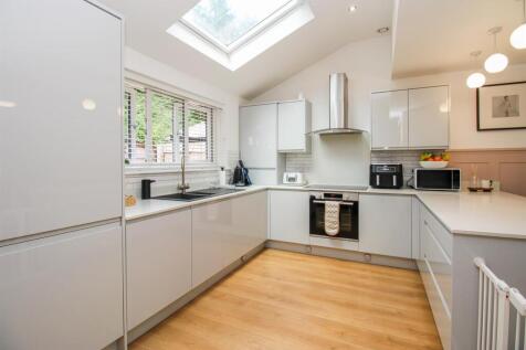 L-SHAPED DINING KITCHEN