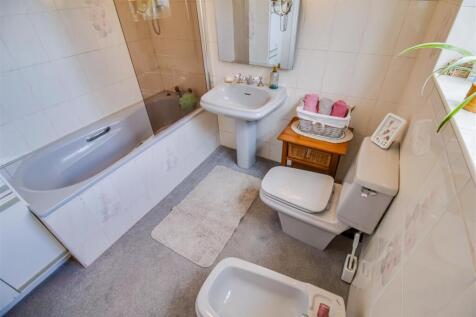 EN SUITE SHOWER ROOM/W.C.