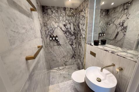 EN SUITE SHOWER ROOM