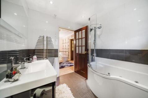 bATHROOM2.JPG