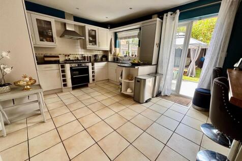 Kitchen2.jpg