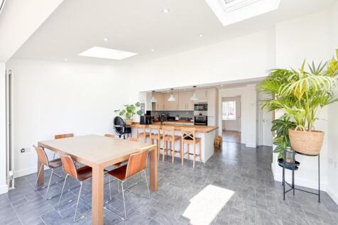 Open Plan kitchen / Dining Room