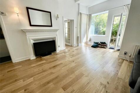 Lounge/Dining Area.