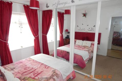 Bedroom to the front