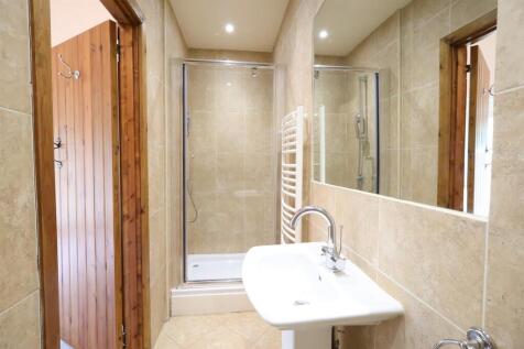 Barn En-Suite Downstairs Bed.jpg